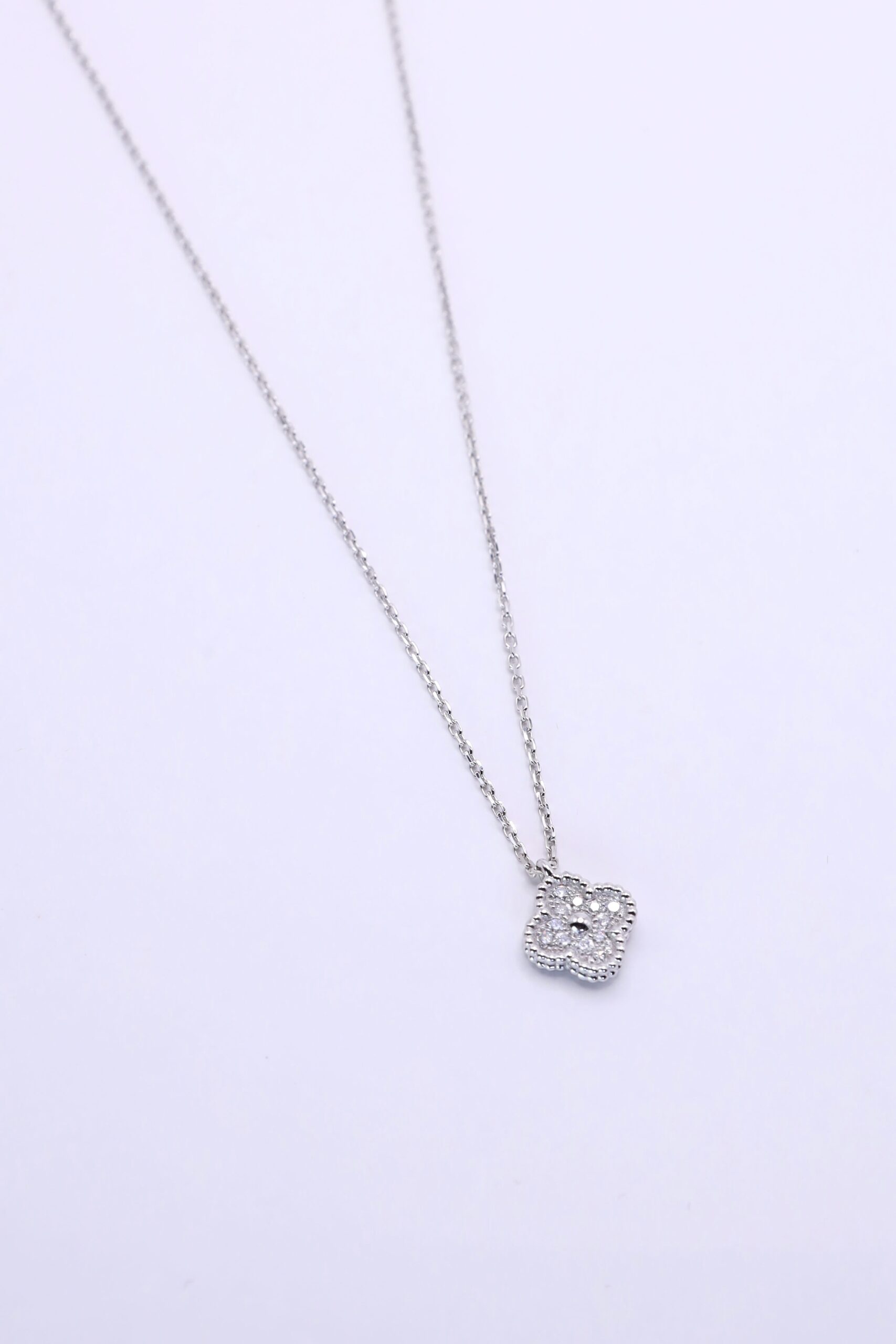 Collar Con Dije de Flor Oro Blanco 18k