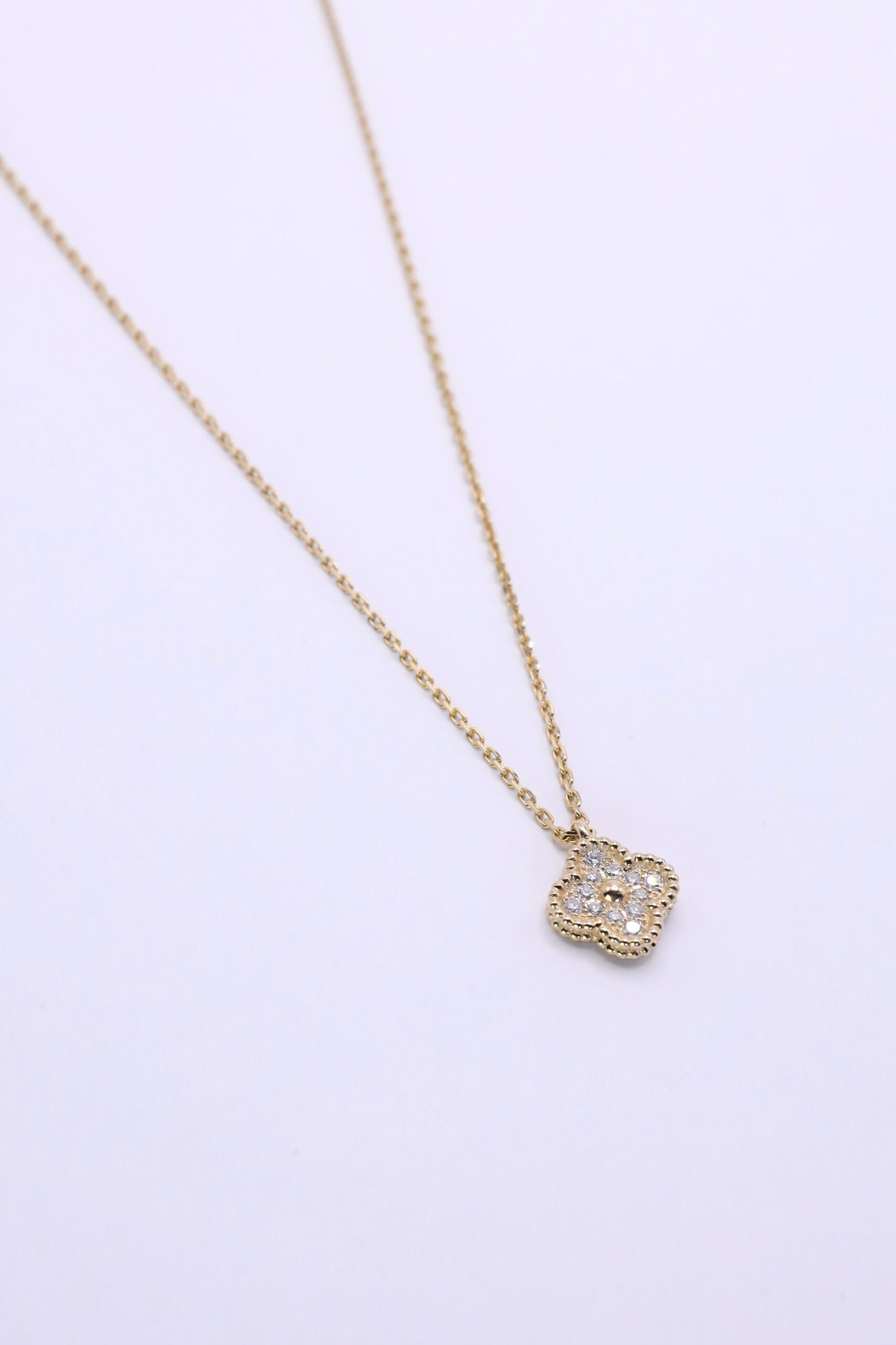 Collar Con Dije de Flor Oro 18k
